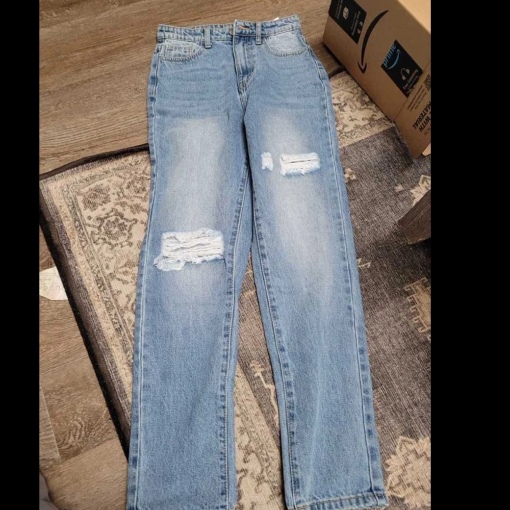 denim light wash mom jeans ripped